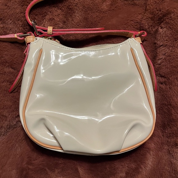 Dooney & Bourke cream patent leather purse with tan and red details. - Picture 7 of 7